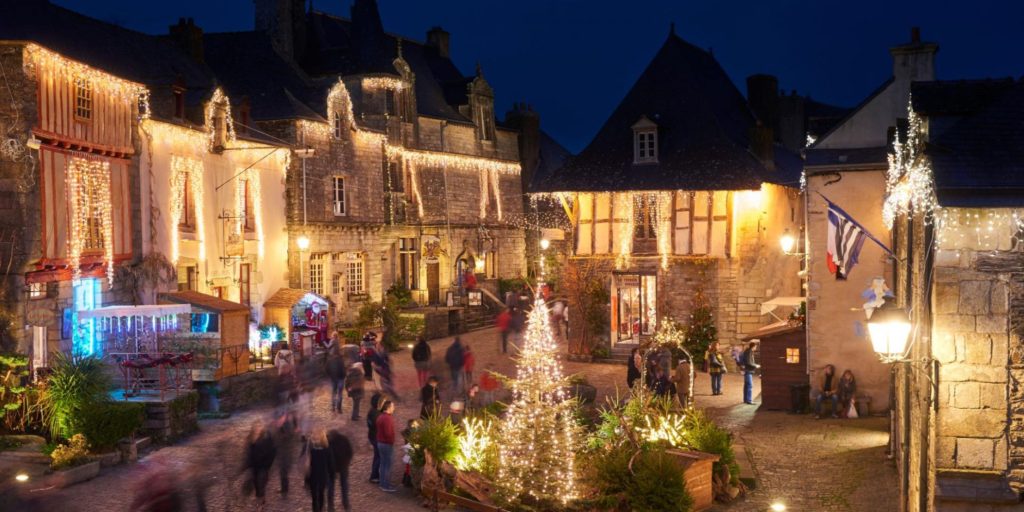 Ville de Rochefort-en-Terre en Bretagne avec les décorations de Noël