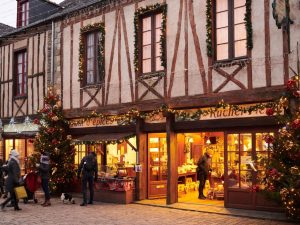 Ville de Rochefort-en-Terre en Bretagne avec les décorations de Noël