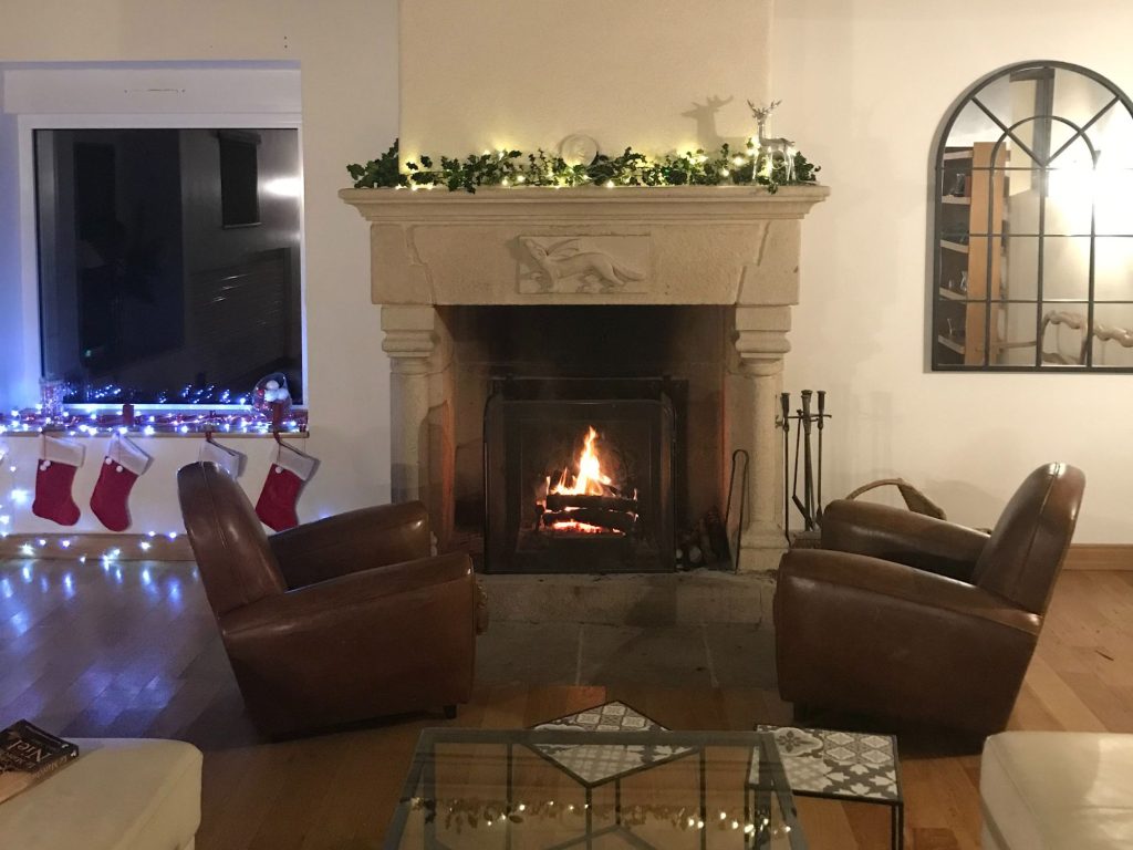 Cheminée pour une soirée entreprise Noël au gîte Maisonbel