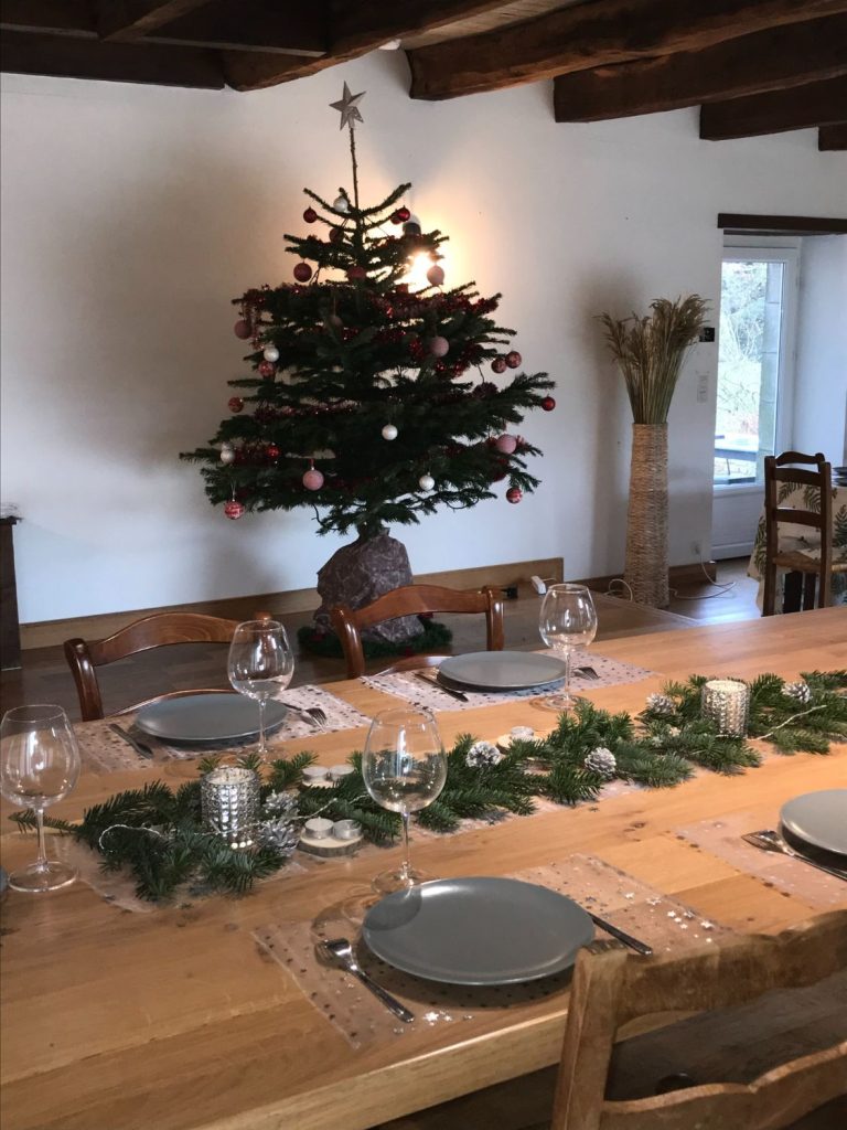 Table du gîte Maisonbel pour organiser les repas d'entreprise pour Noël