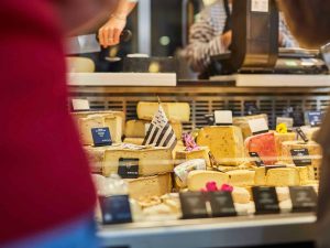 Vente de fromages bretons sur un marché dans le Morbihan