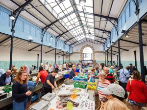 Marché couvert de poisson et fruits de mer dans le Morbihan en Bretagne 