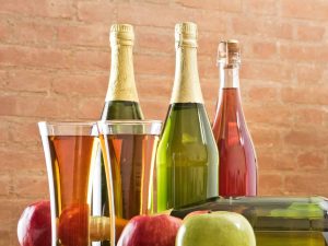 Spécialités bretonnes : verre et bouteille de cidre