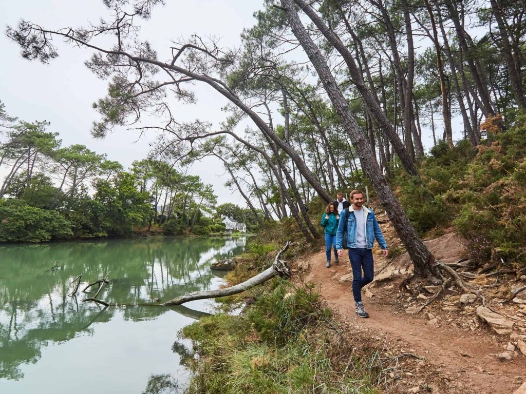 Balade en amoureux sur un sentier du Golfe du Morbihan en Bretagne