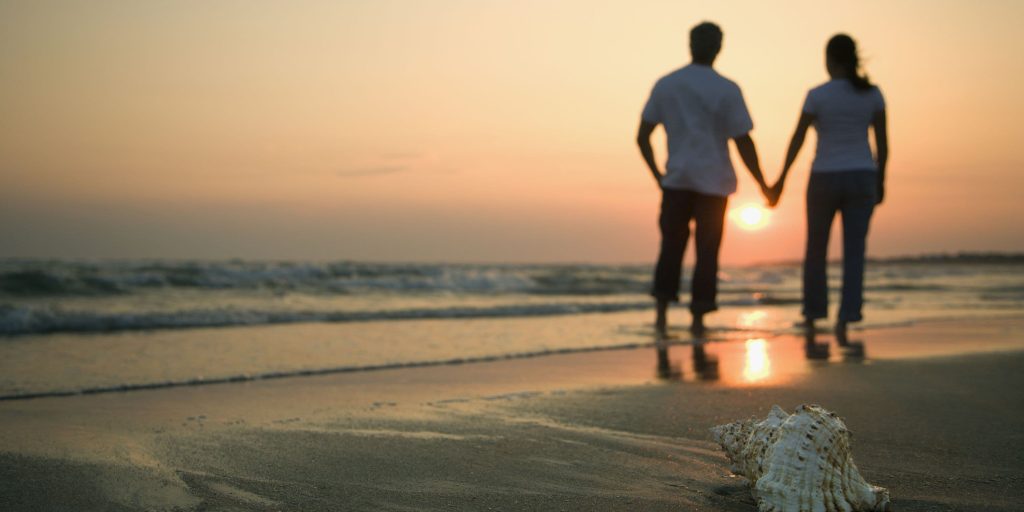Week-end en amoureux en Bretagne sur une plage romantique au coucher du soleil