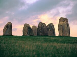 Vue de mégalithes au crépuscule