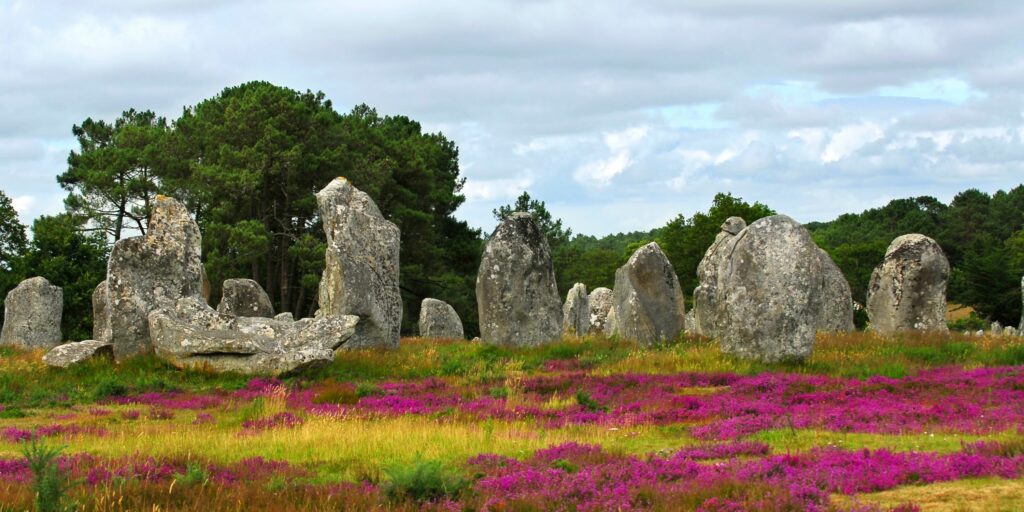 Site mégalithique en Bretagne fleuri