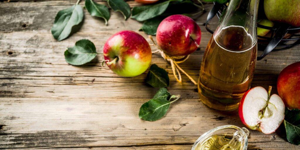 Cidre en Bretagne dans un verger traditionnel le long de la route du cidre