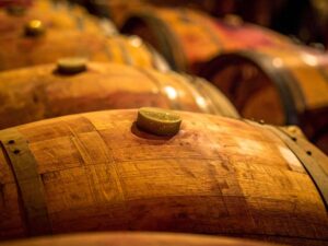 Fermentation naturelle du cidre breton dans une cidrerie artisanale