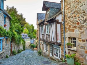 Village breton typique traversé par la route du cidre en Bretagne
