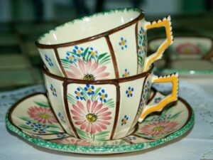 Faïence bretonne artisanale peinte à la main typique de Quimper souvenir de Bretagne