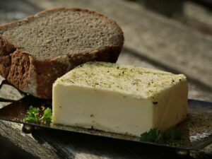 Beurre breton traditionnel avec pain spécialité locale à rapporter de Bretagne