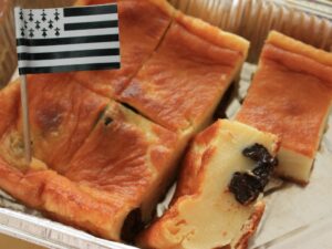 Far breton aux pruneaux spécialité sucrée typique souvenir gourmand de Bretagne