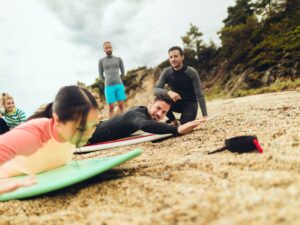 Cours dans une école de surf en Bretagne pour apprendre à surfer en toute sécurité