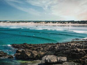 Surfeurs à la Pointe de la Torche, spot incontournable pour le surf en Bretagne