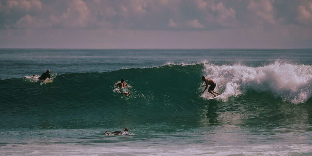 Surfeur sur une vague lors d'une session de surf en Bretagne