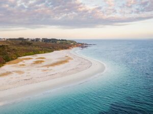 Plage convexe de l’île de Groix et ses eaux turquoise