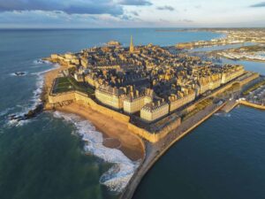 Vue aérienne de Saint-Malo et de ses remparts au coucher du soleil